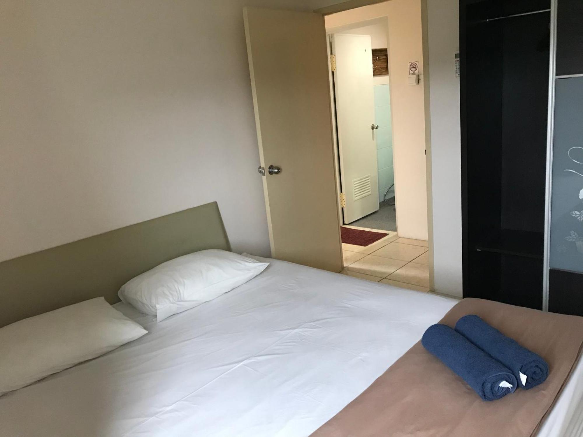 Queen Victoria Apartment Batam Стая снимка