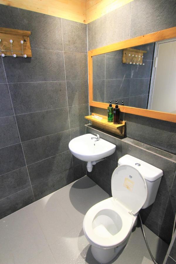 Queen Victoria Apartment Batam Екстериор снимка